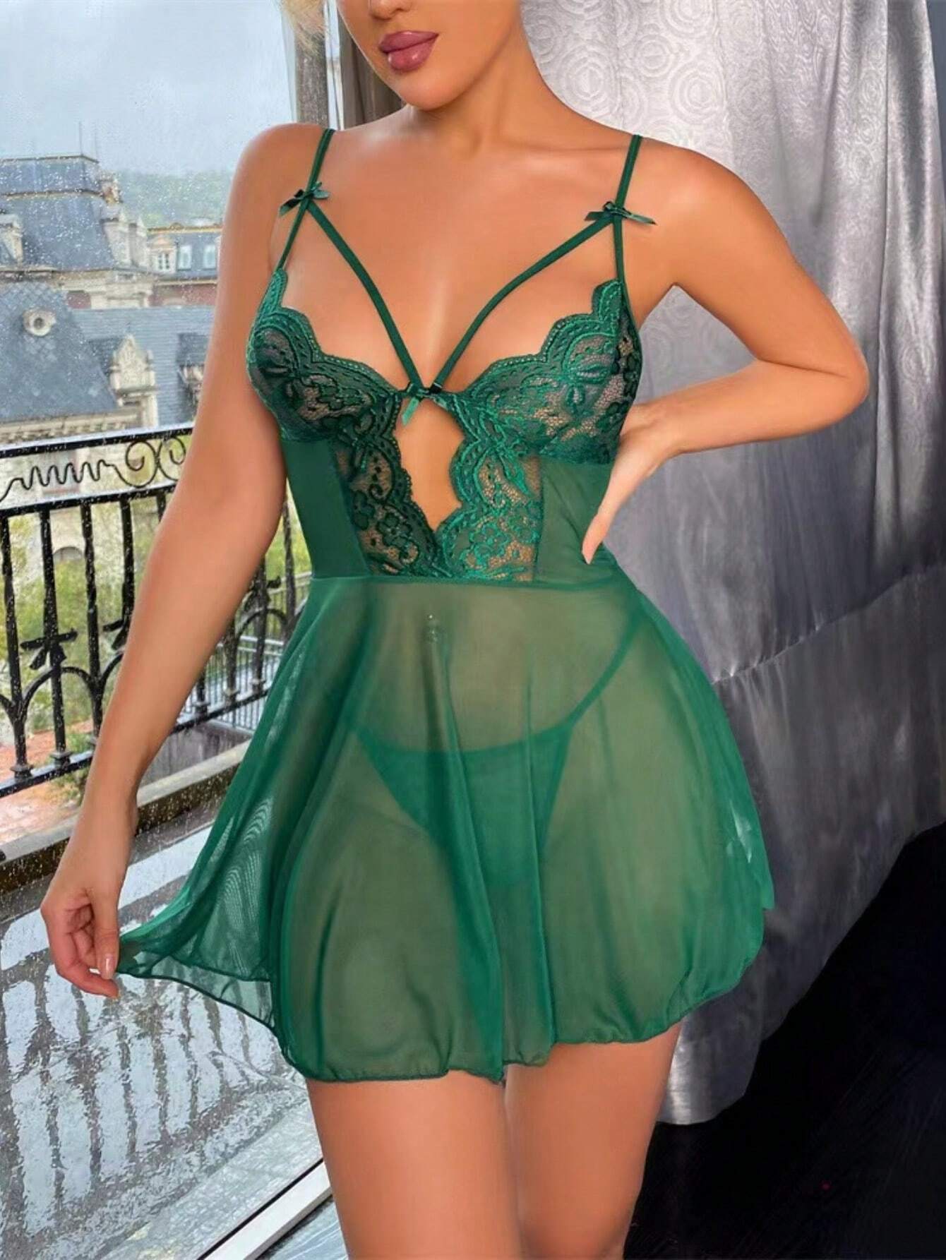 Minikleid mit tiefem V-Ausschnitt
